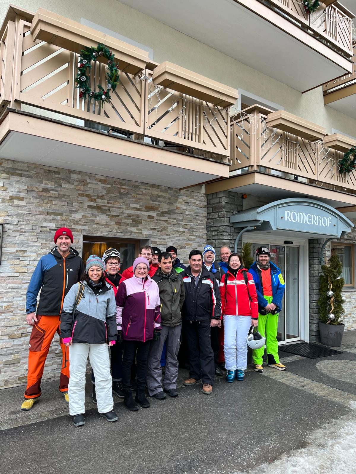 Die Skigruppe vor dem Hotel Römerhof in Fusch an der Großglocknerstraße 