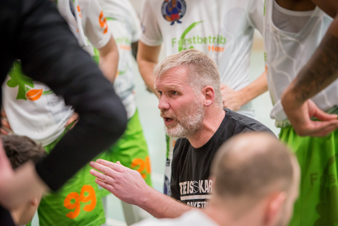 Trainer Paul Klär wurde nach dem letzten Saison-Spiel verabschiedet.